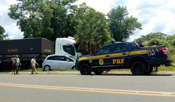 Carreta e veículo de passeio se chocam na BR-230