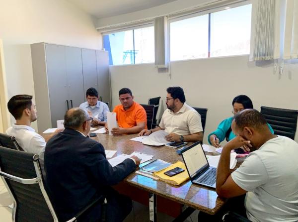 CCJ da Câmara de Floriano analisa Projetos de Lei em reunião