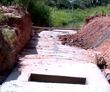 Motociclista morre ao cair em cratera de obra na Capital