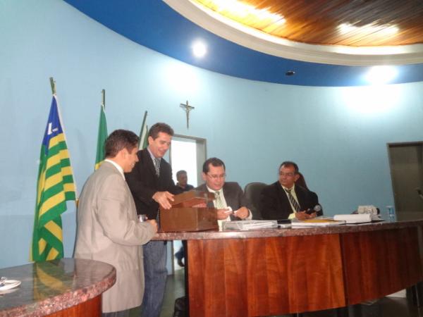 Sess&atilde;o ordin&aacute;ria aprova 18 projetos na C&acirc;mara Municipal de Floriano.(Imagem:FlorianoNews)