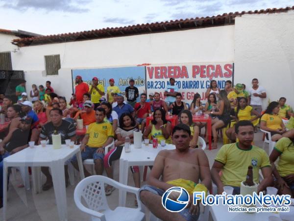 Ap&oacute;s jogo do Brasil, torcedores comemoraram empate no cais da Beira-Rio.(Imagem:FlorianoNews)