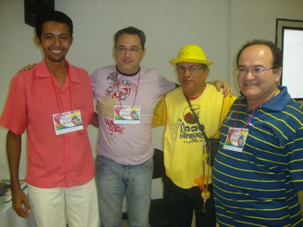 Amarelinho e turma da UNEJ(Imagem:reda&ccedil;&atilde;o)