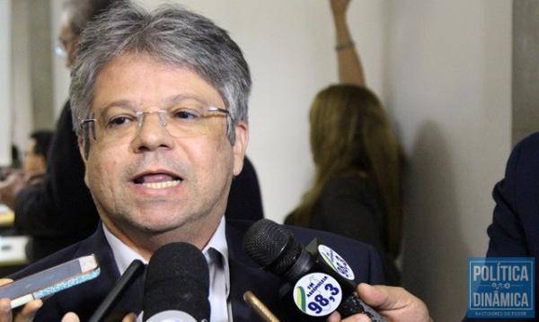 "Hospital todo pintadinho, mas tinha acabado de ser feito", afirmou o deputado Gustavo Neiva