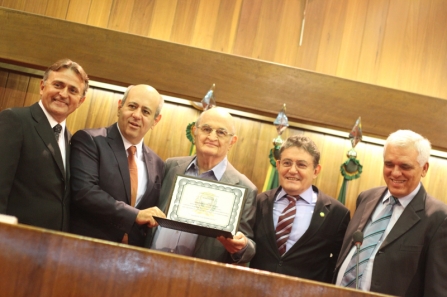 Assembleia presta homenagem à Rede Record e Antena 10