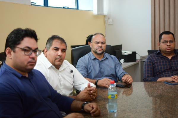  Reuni&atilde;o na C&acirc;mara Municipal de Floriano discute a LOA 2024.(Imagem:CMF)