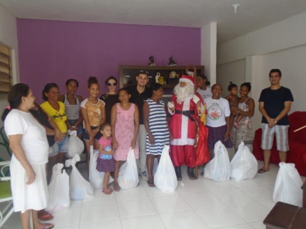 Fam&iacute;lias do bairro Bosque Santa Teresinha recebem cestas b&aacute;sicas em Floriano.(Imagem:FlorianoNews)