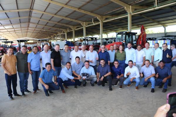 Ciro realiza entrega de equipamentos agrícolas com diversos prefeitos