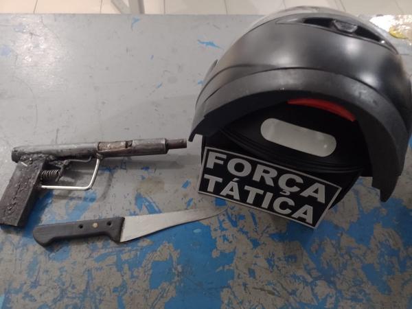 Arma caseira e faca encontradas com os suspeitos.(Imagem:Reprodu&ccedil;&atilde;o/Instagram)