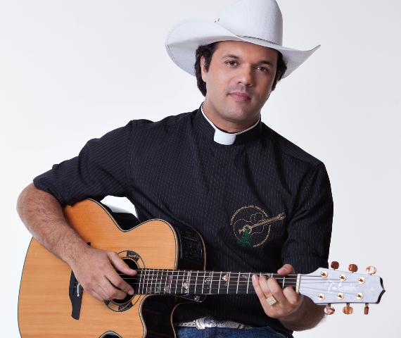 Padre Alessandro Campos faz show em Floriano no mês de abril