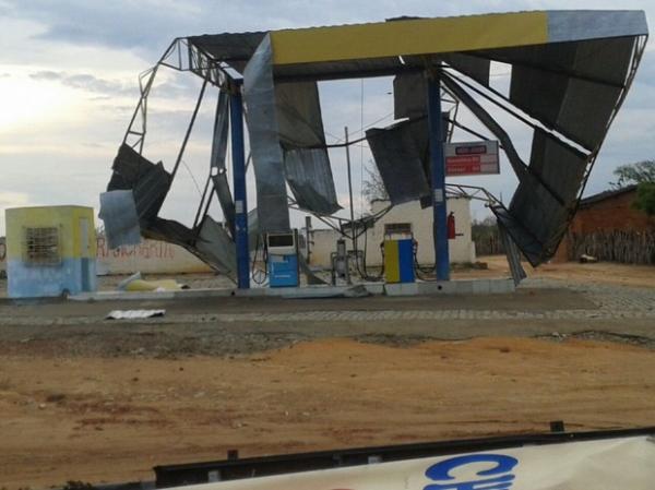 Cobertura de um posto de combust&iacute;veis tamb&eacute;m desmoronou em Fartura do Piau&iacute;.(Imagem: G1)
