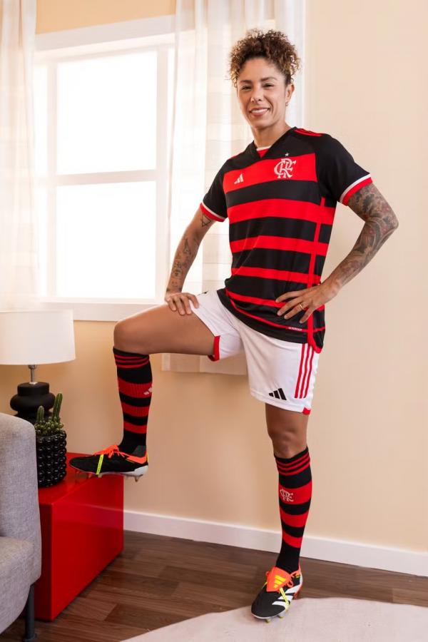 Cristiane com a nova camisa do Flamengo.(Imagem: Divulga&ccedil;&atilde;o/Adidas)