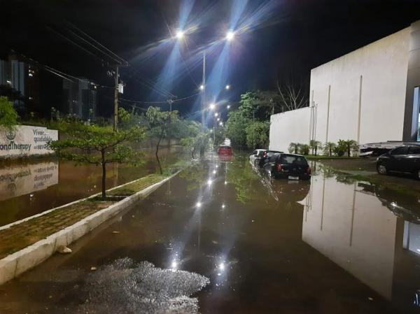 Carro é arrastado com fortes chuvas na zona Leste de Teresina