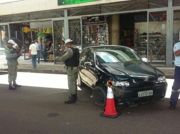 Homem fura bloqueio policial, foge na contramão e provoca acidente
