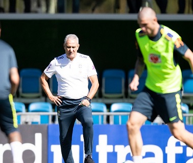 Tite tenta superar pior momento na seleção brasileira em sua antiga casa