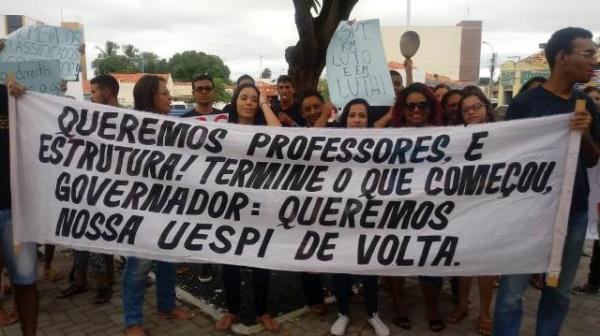 Acad&ecirc;micos da UESPI de Floriano realizam manifesta&ccedil;&atilde;o em busca de melhorias.(Imagem:FlorianoNews)