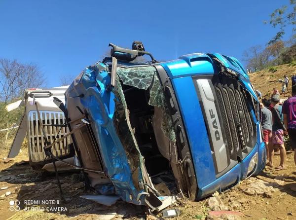  Caminh&atilde;o tomba em curva e capota com carga de carne na BR-316, no Piau&iacute;.(Imagem: Pol&iacute;cia Rodovi&aacute;ria Federal )