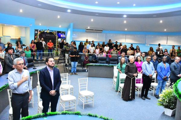 Vereadores de Floriano encerram o ano legislativo com sessão solene e homenagens. Vereadores de Floriano encerram o ano legislativo com sessão solene e homenagens.(Imagem:CMF)