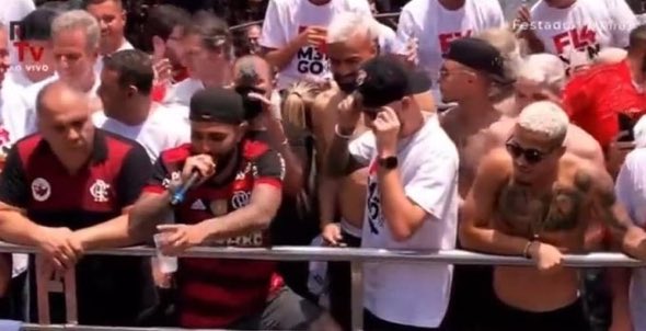 Gabigol lidera festa para torcida no Rio e provoca Tite: "Jogo em uma seleção"