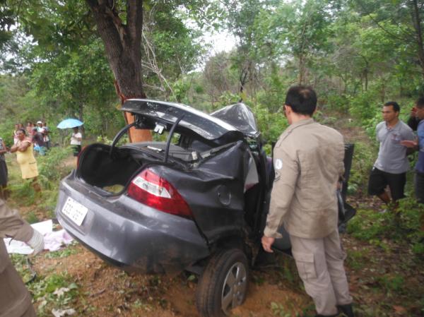 Ve&iacute;culo sai da pista, colide em &aacute;rvore e deixa duas pessoas mortas na BR-343.(Imagem:FlorianoNews)