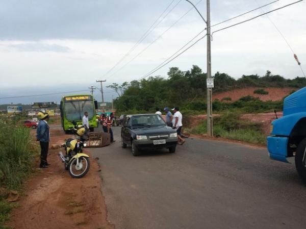 Moradores bloqueiam via de Teresina em protesto ao aumento da passagem