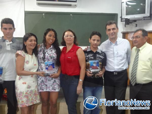 Prefeitura premia alunos com melhor desempenho em Olimp&iacute;adas e Concurso de Poesia.(Imagem:FlorianoNews)
