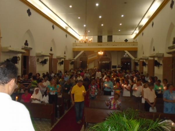 Vig&iacute;lia Pascoal re&uacute;ne fi&eacute;is na Catedral S&atilde;o Pedro de Alc&acirc;ntara, em Floriano.(Imagem:FlorianoNews)