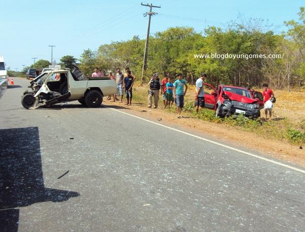 Colis&atilde;o envolvendo carros deixa dois feridos na BR-402.(Imagem:Blog do Yuri Gomes)