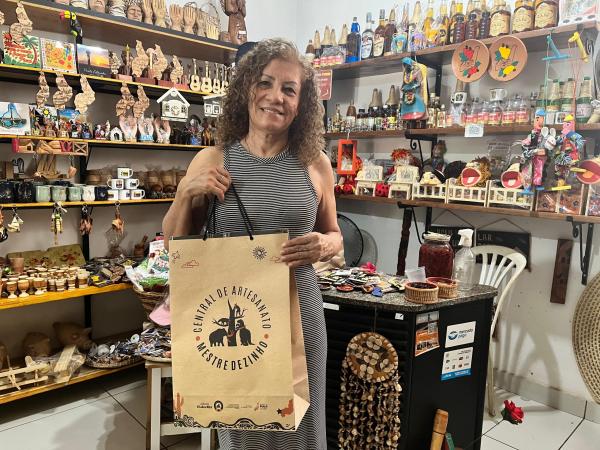 Lojistas da Central de Artesanato Mestre Dezinho recebem certifica&ccedil;&atilde;o da Sudarpi(Imagem:Ascom/Sudarpi)