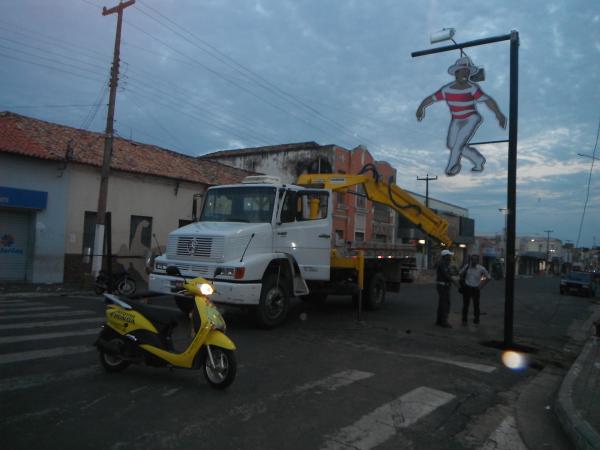 Decora&ccedil;&atilde;o do Carnaval das Luzes j&aacute; est&aacute; na Avenida Get&uacute;lio Vargas.(Imagem:FlorianoNews)