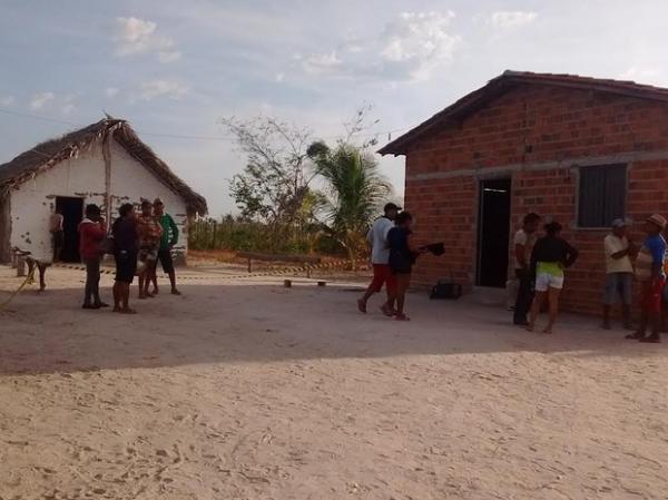 Corpos ficaram ca&iacute;dos na &aacute;rea externa da casa.(Imagem:Sousa Neto / Luzil&acirc;ndia On-line)