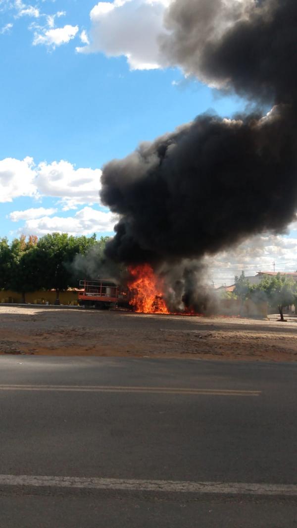 Caminh&atilde;o pega fogo na BR-230 em Floriano.(Imagem:Reprodu&ccedil;&atilde;o)