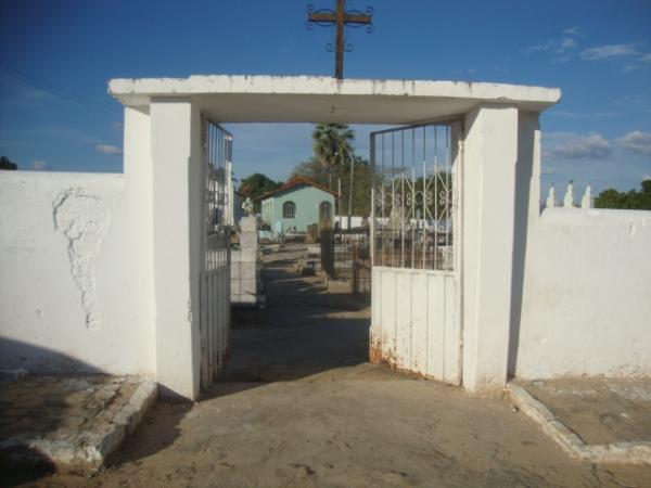 Restos mortais &eacute; encontrado no cemit&eacute;rio de Bar&atilde;o de Graja&uacute;(Imagem:FlorianoNews)