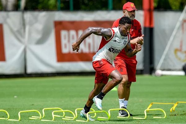 Com aval do Flamengo, Bahia avança em conversas com Marinho para fechar contratação