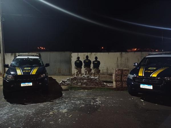 PRF apreende 100 kg de "supermaconha" em Picos; dois homens foram presos