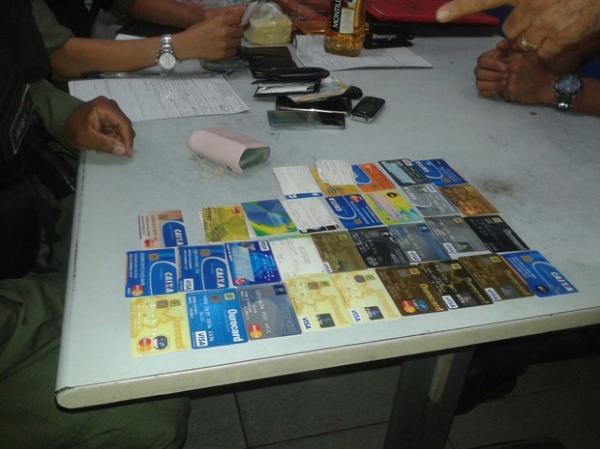 Policia apreendeu 40 cart&otilde;es com os suspeitos.(Imagem:Divulga&ccedil;&atilde;o/Pol&iacute;cia Militar)