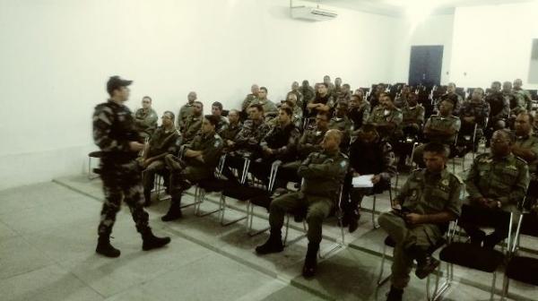 Policiais militares participam de forma&ccedil;&atilde;o sobre opera&ccedil;&otilde;es policiais em Floriano.(Imagem:FlorianoNews)