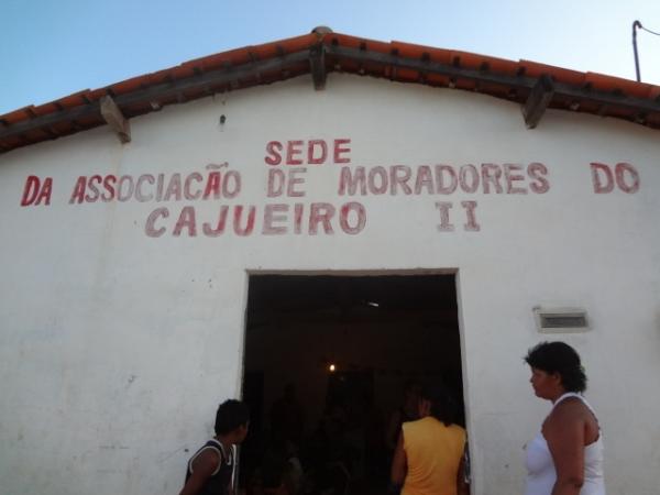 Sr Greg&oacute;rio Monteiro entregou cestas b&aacute;sicas aos moradores do Cajueiro Dois.(Imagem:FlorianoNews)