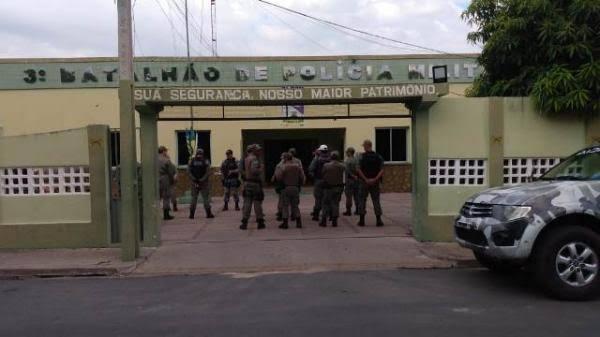 Polícia Militar de Floriano prende dupla com moto roubada e arma de fogo