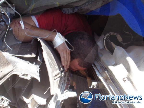 Caminh&atilde;o tomba e motorista morre em acidente na PI 140.(Imagem:FlorianoNews)