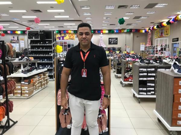 Jhoney, chefe do setor de cal&ccedil;ados.(Imagem:FlorianoNews)