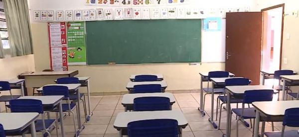 Imagem de setembro de 2020 mostra salas de aula vazias nas escolas de BH, fechadas em mar&ccedil;o daquele ano por causa da pandemia.(Imagem:TV Globo)