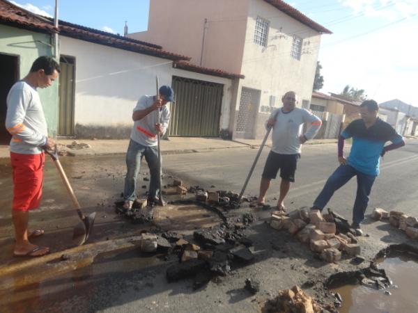 Agespisa corrige vazamentos e normaliza distribuição de água em Floriano