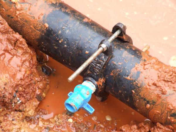 Falta de água em Floriano é devido a vazamento em um dos canos principais da AGESPISA