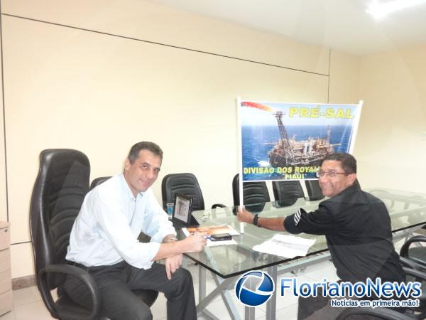 Prefeito Gilberto J&uacute;nior recebeu em seu gabinete florianense defensor dos Royalties.(Imagem:FlorianoNews)