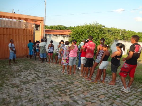 Fam&iacute;lias carentes s&atilde;o beneficiadas com cestas b&aacute;sicas em Floriano.(Imagem:FlorianoNews)