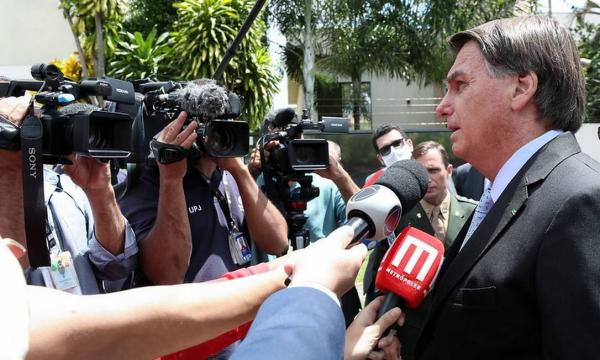 Bolsonaro confirma compra de vacina da Pfizer e diz que primeiras doses chegam em abril