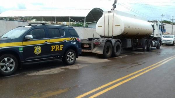 PRF apreende carreta com carga de cigarro avaliada em R$ 300 mil