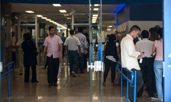 Apenas 25% das pessoas acima de 59 anos vão a agências bancárias, diz Serasa