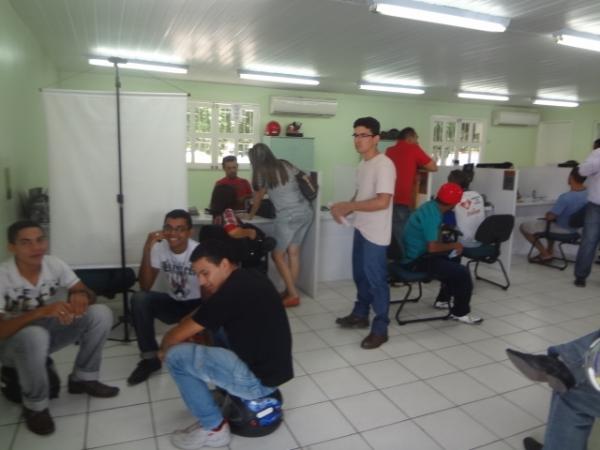 Movimenta&ccedil;&atilde;o e indigna&ccedil;&atilde;o no DETRAN de Floriano.(Imagem:FlorianoNews)