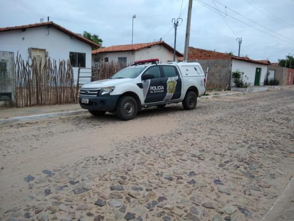 Suspeito troca tiros com a polícia, pula em rio e foge durante operação no Piauí